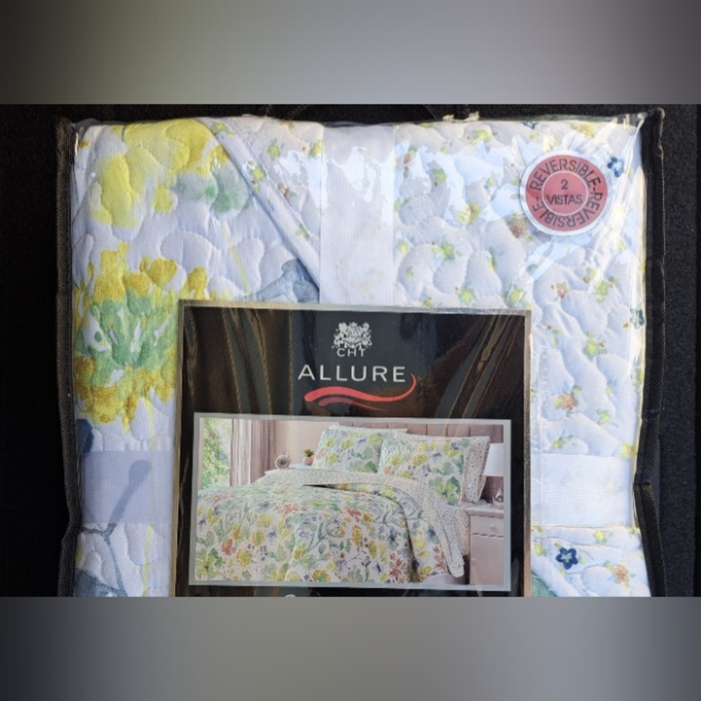 Quilt/Coverlet set. Full size. Reversible. Floral.